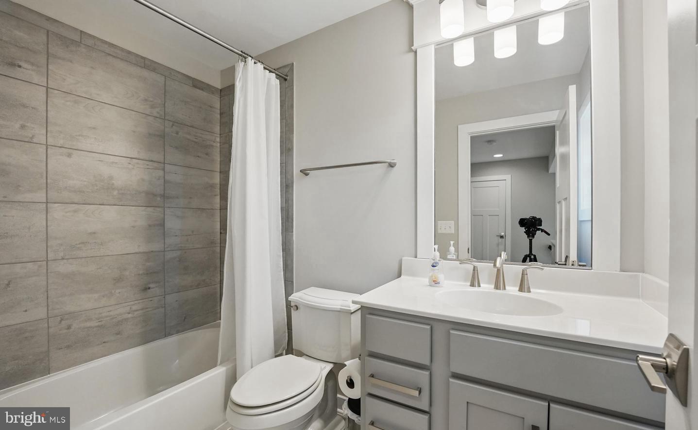 1022 RAILROAD AVENUE 4