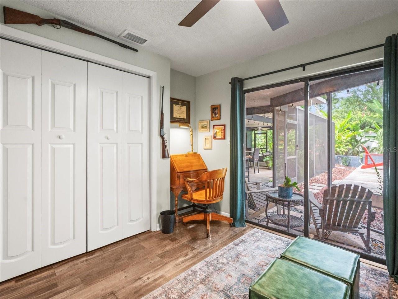 995 ROLLING HILLS DR