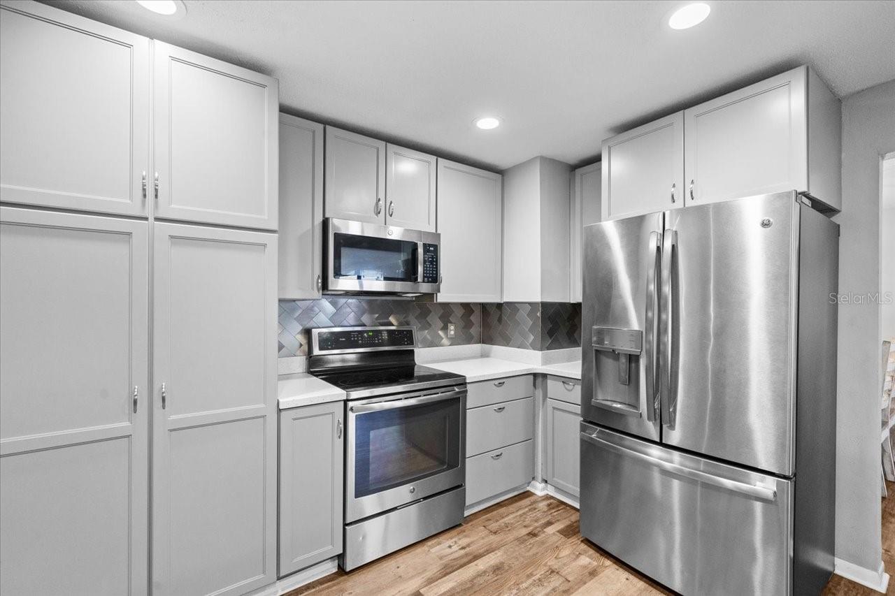 995 ROLLING HILLS DR