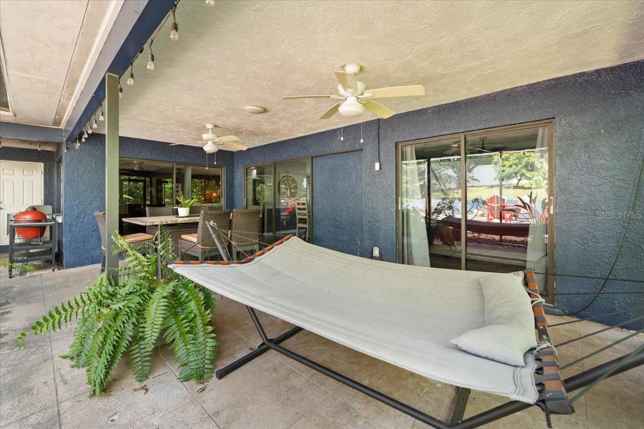 995 ROLLING HILLS DR