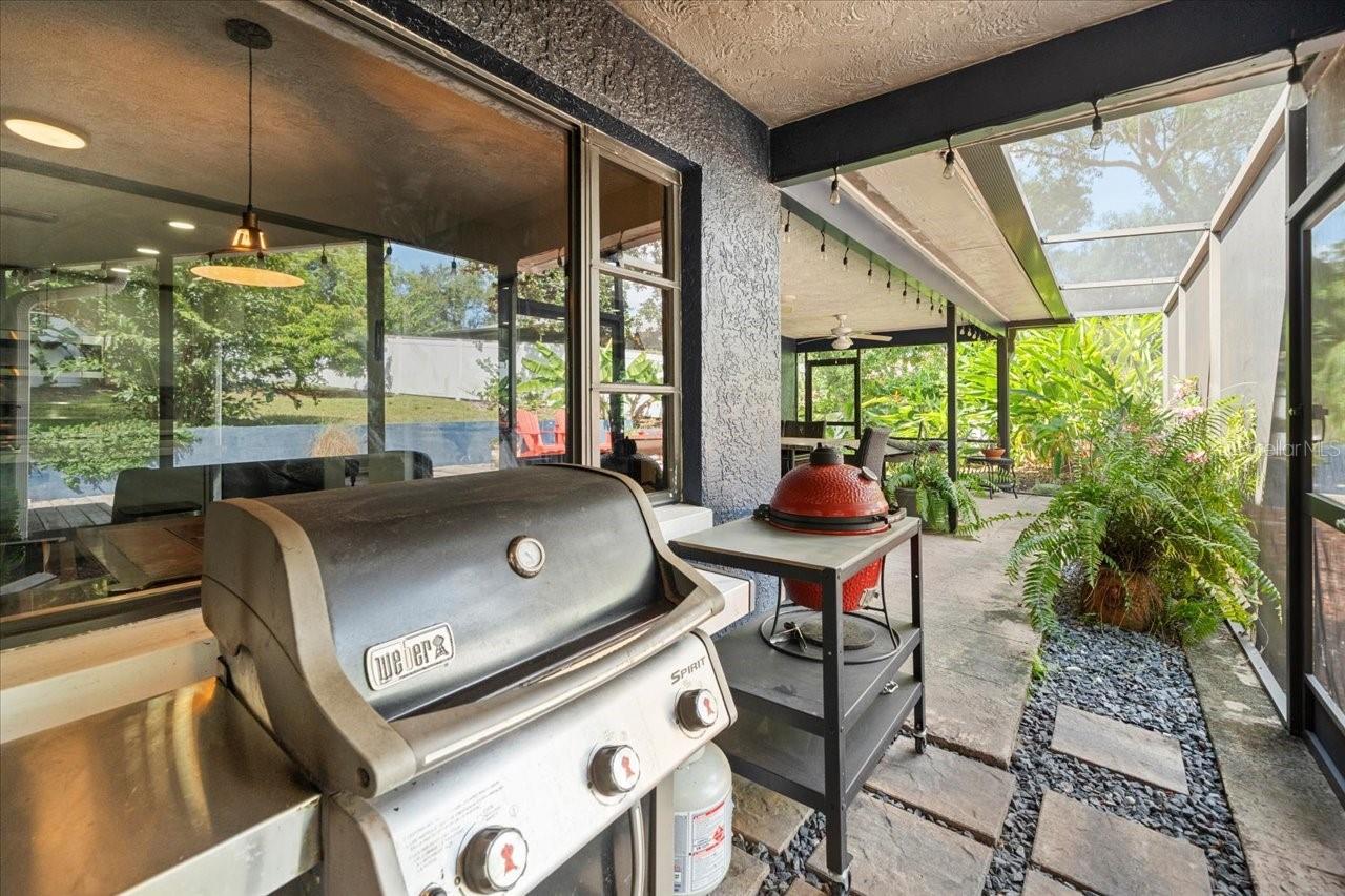 995 ROLLING HILLS DR