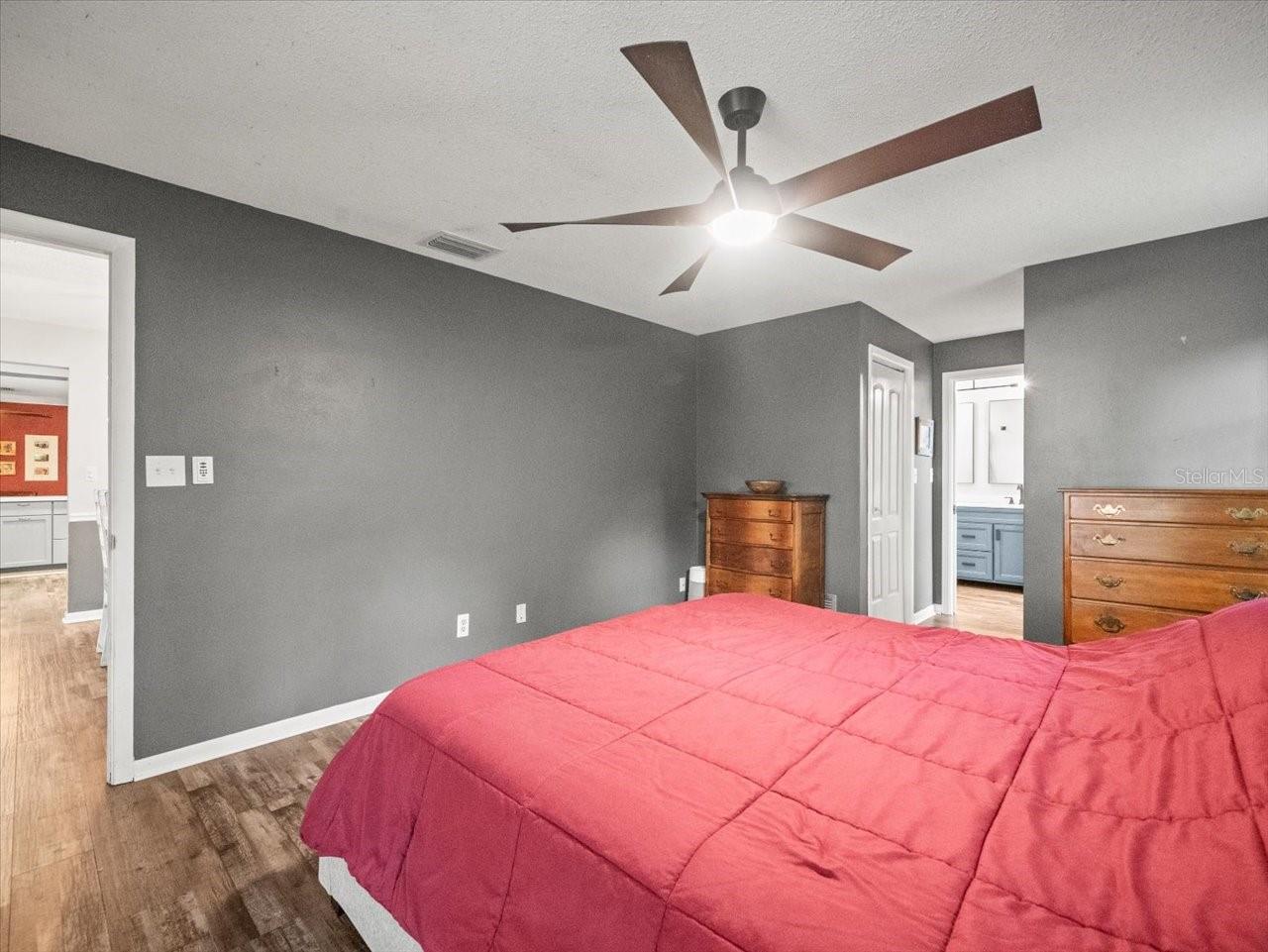 995 ROLLING HILLS DR