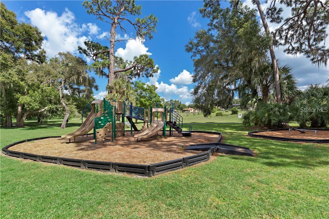 995 ROLLING HILLS DR