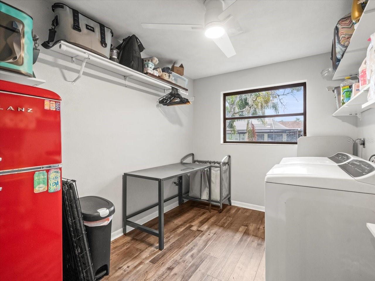 995 ROLLING HILLS DR