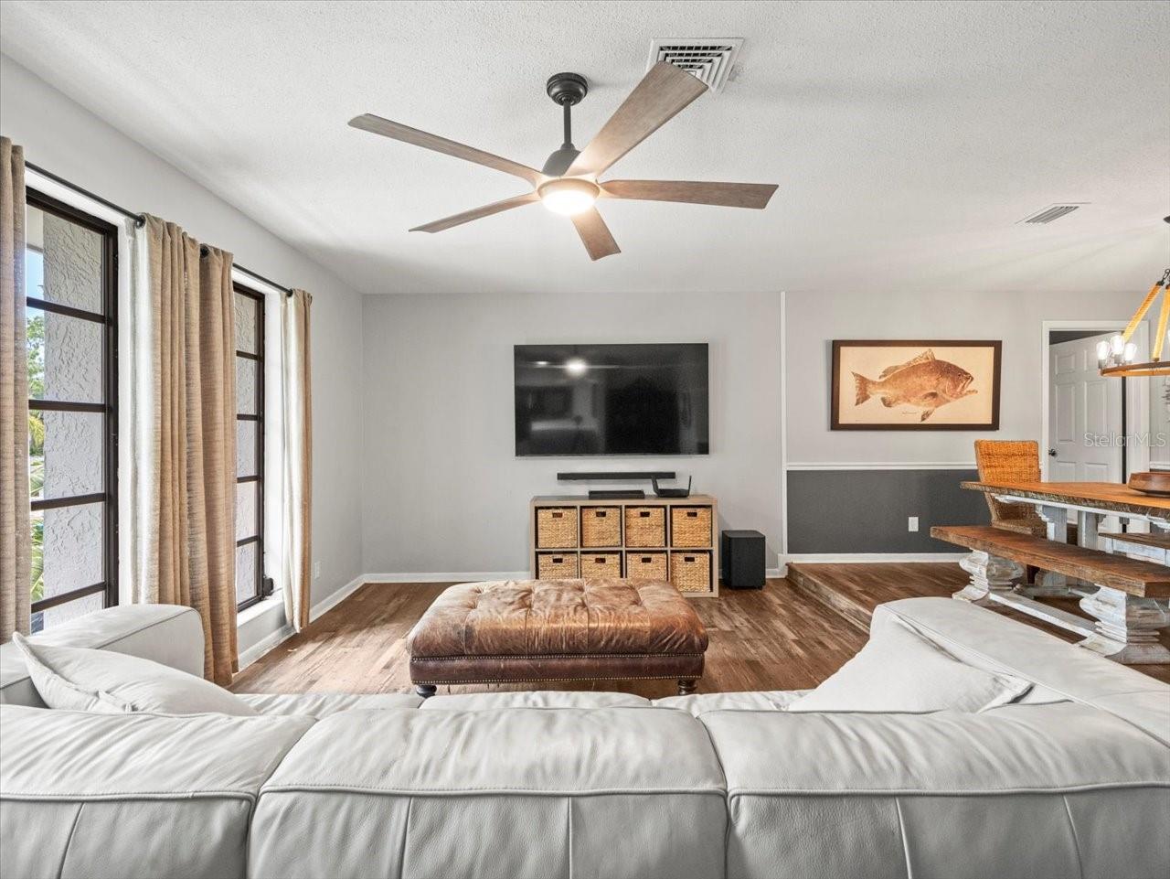 995 ROLLING HILLS DR