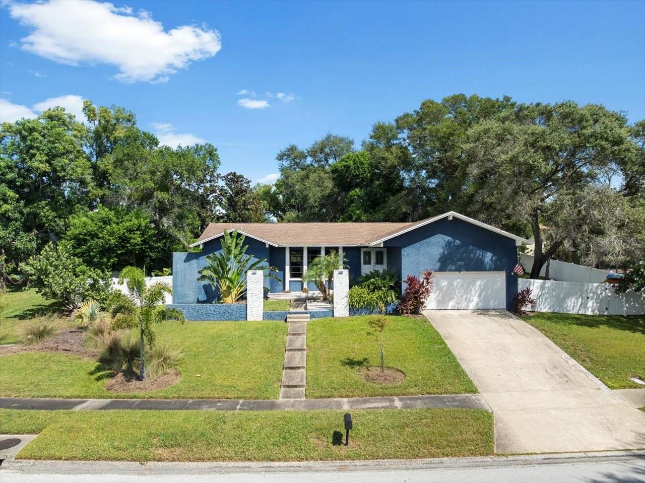 995 ROLLING HILLS DR