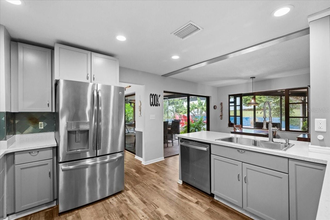 995 ROLLING HILLS DR