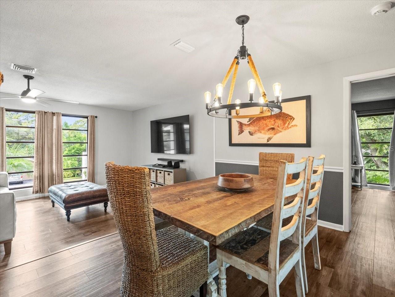 995 ROLLING HILLS DR