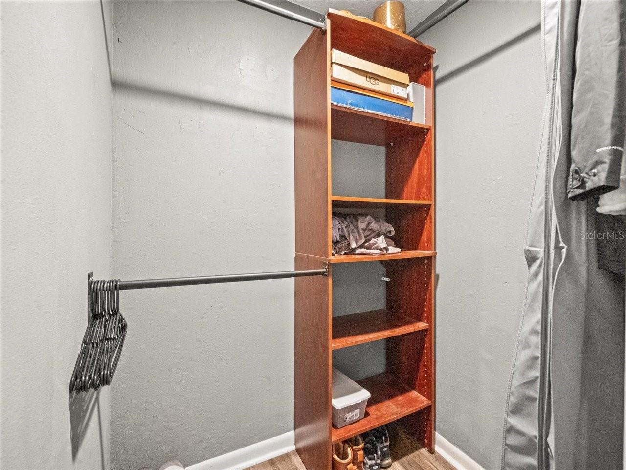 995 ROLLING HILLS DR