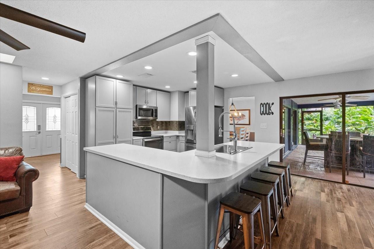 995 ROLLING HILLS DR