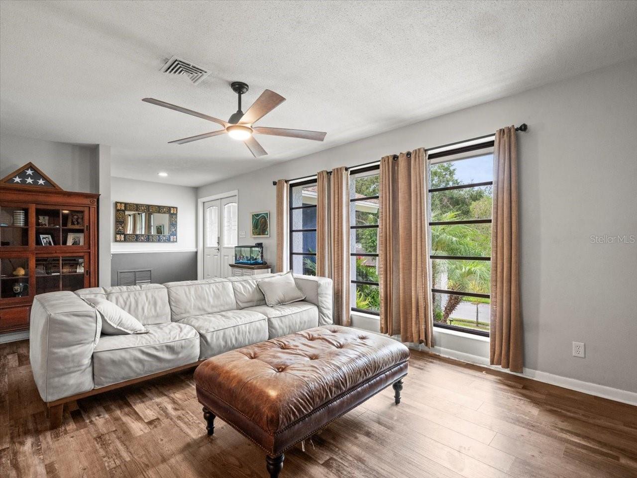 995 ROLLING HILLS DR