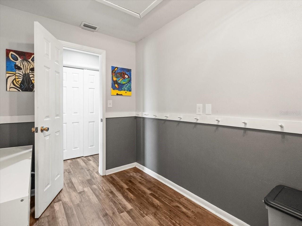 995 ROLLING HILLS DR