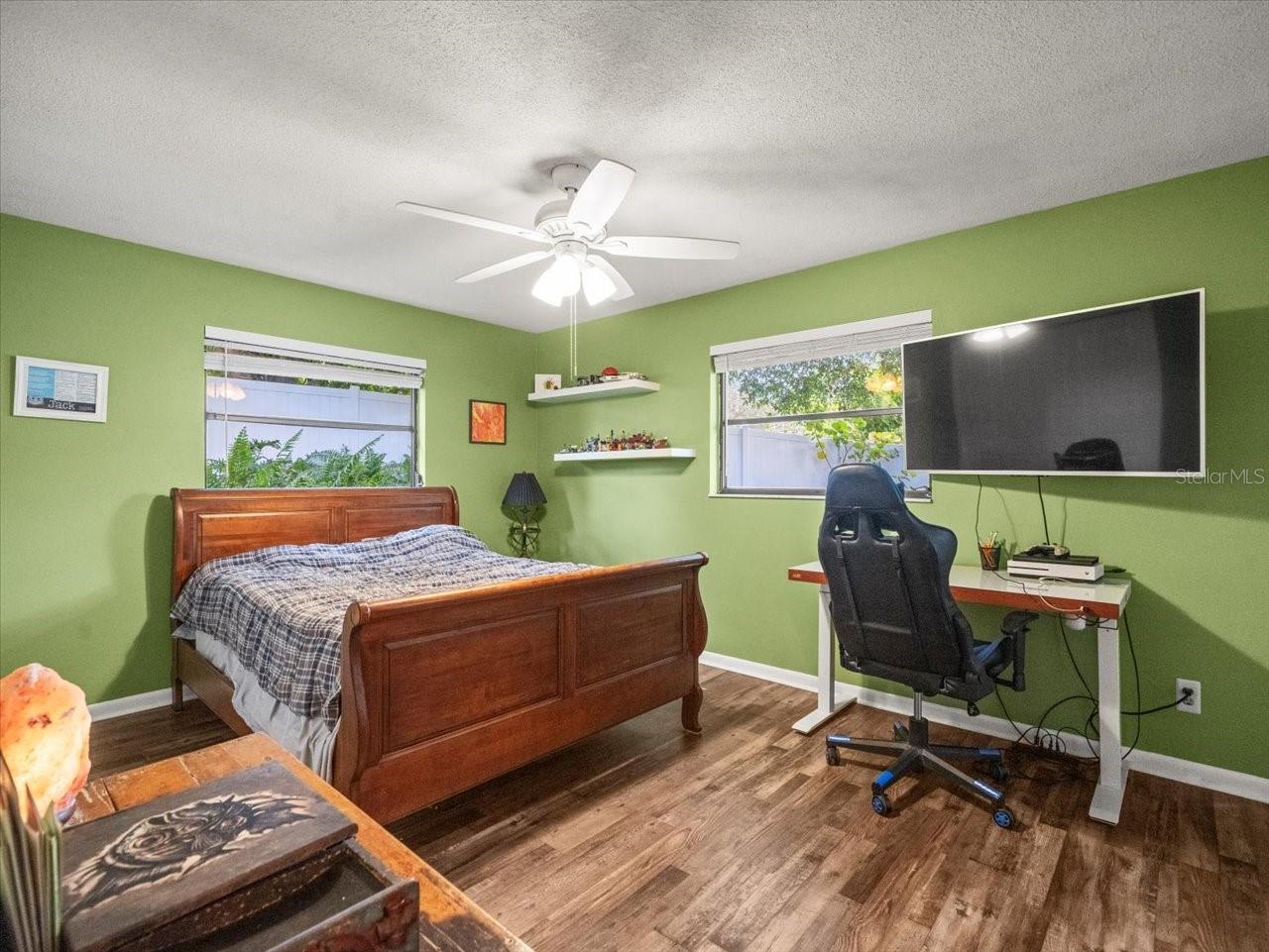 995 ROLLING HILLS DR