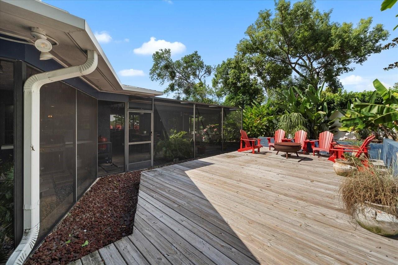 995 ROLLING HILLS DR