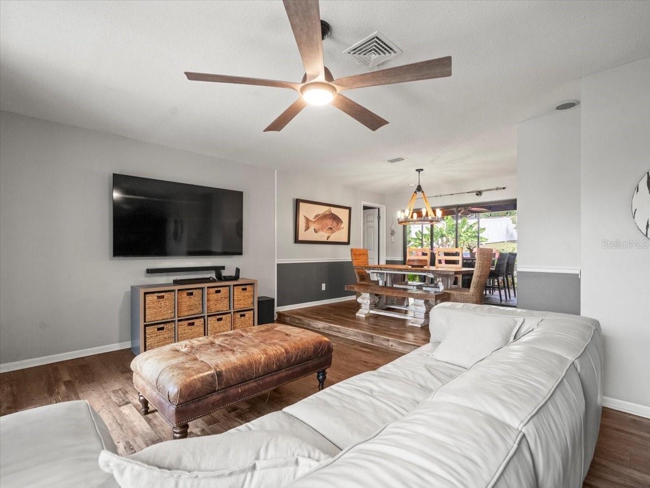 995 ROLLING HILLS DR