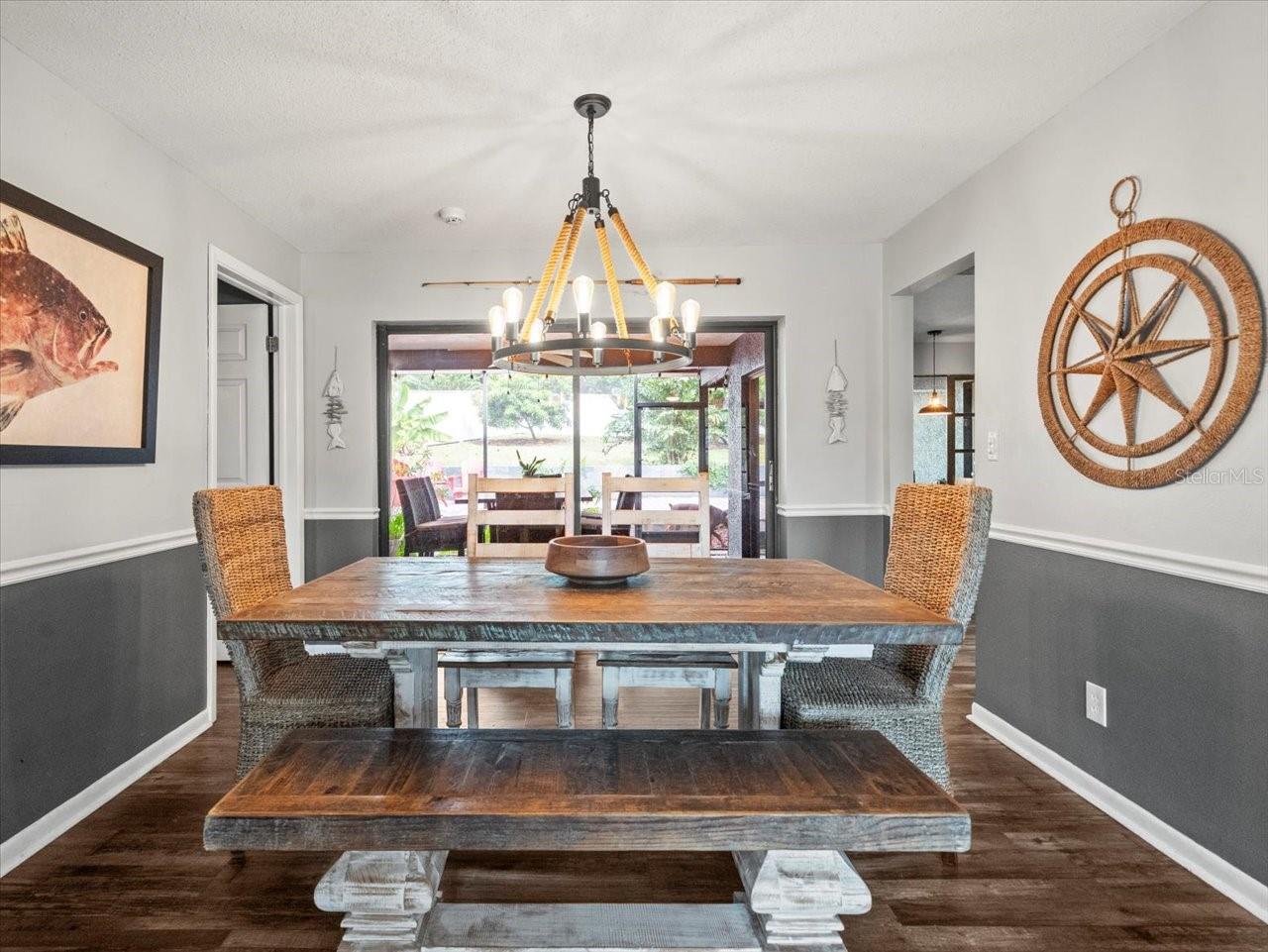 995 ROLLING HILLS DR