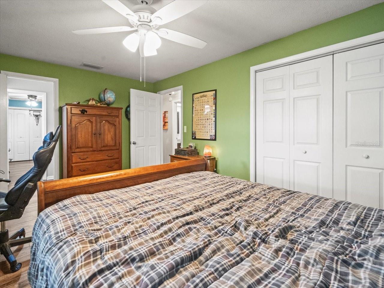 995 ROLLING HILLS DR