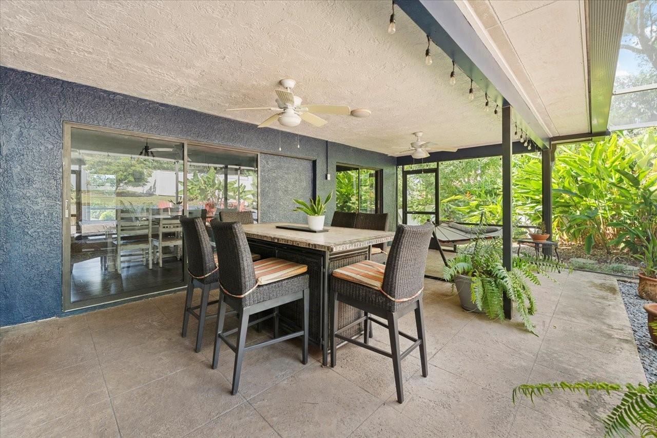 995 ROLLING HILLS DR