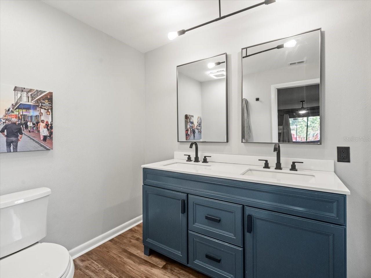 995 ROLLING HILLS DR