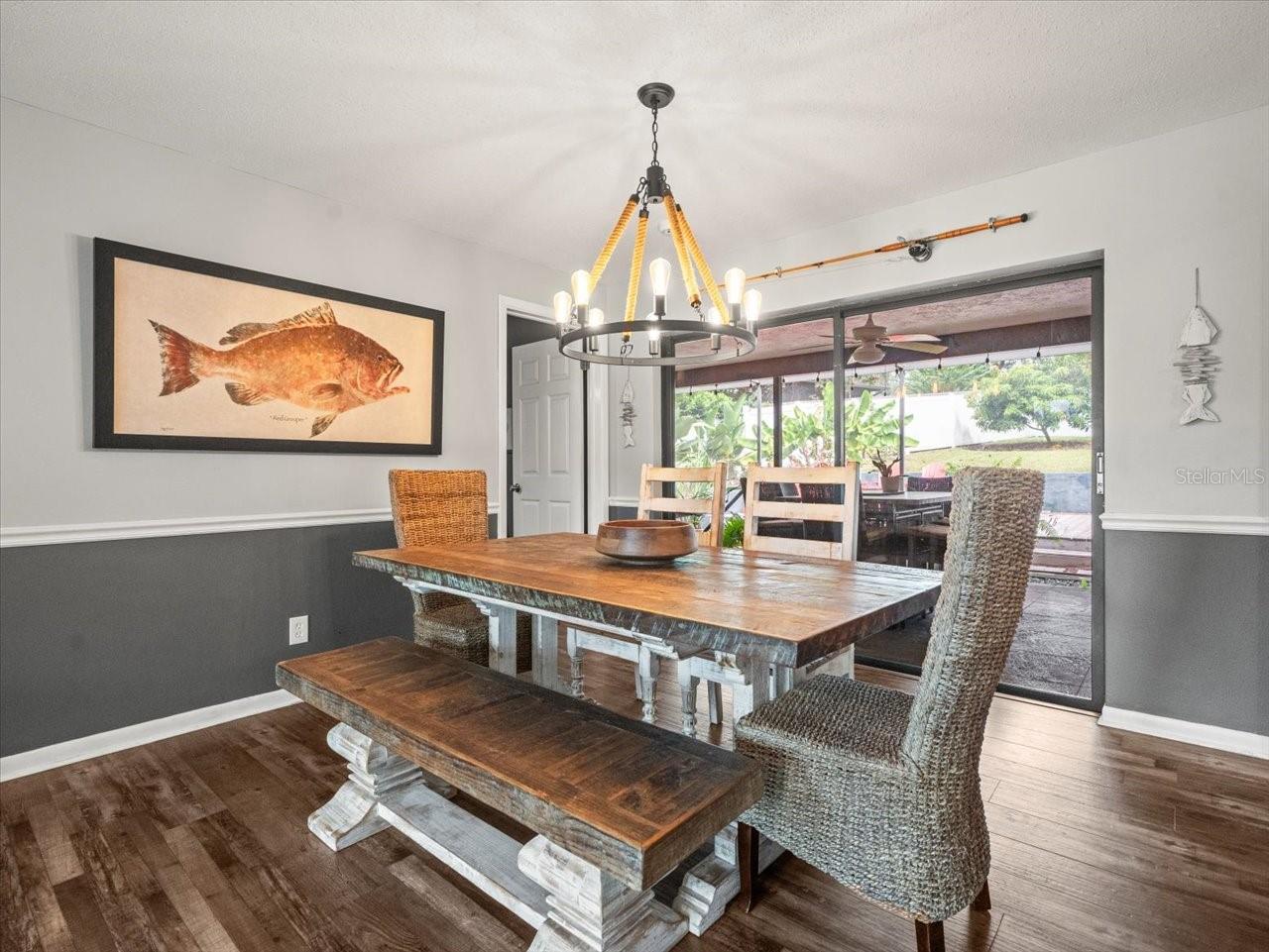 995 ROLLING HILLS DR