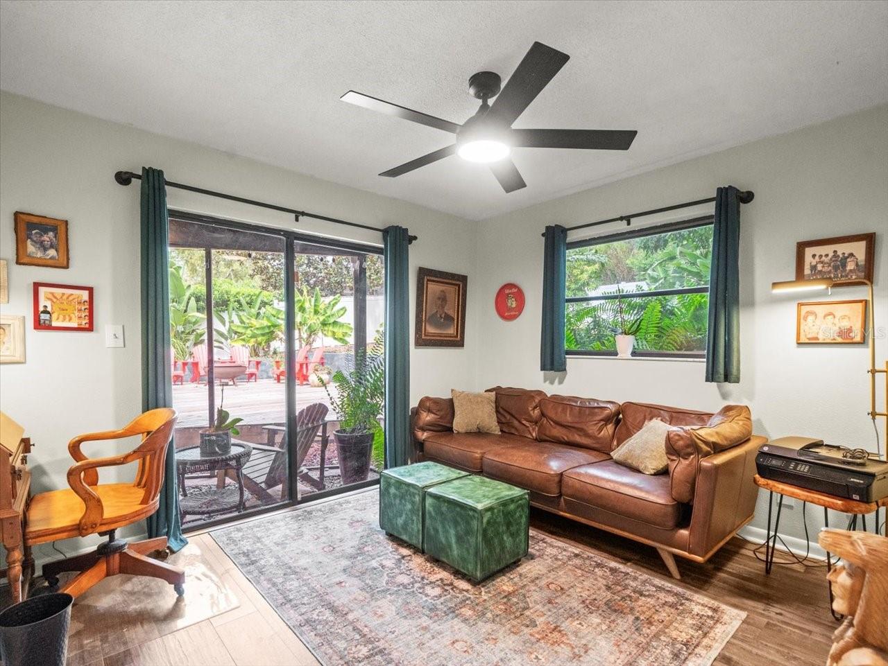 995 ROLLING HILLS DR