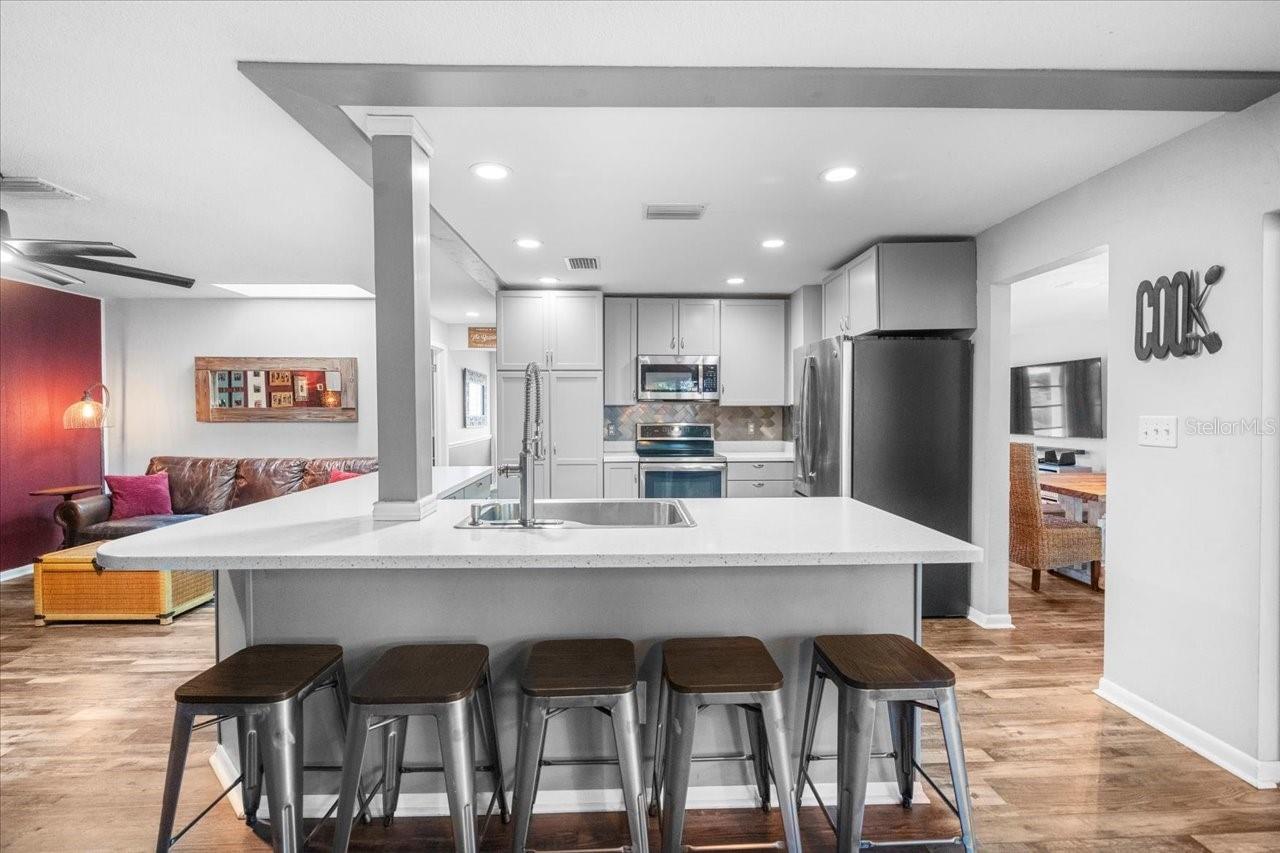 995 ROLLING HILLS DR