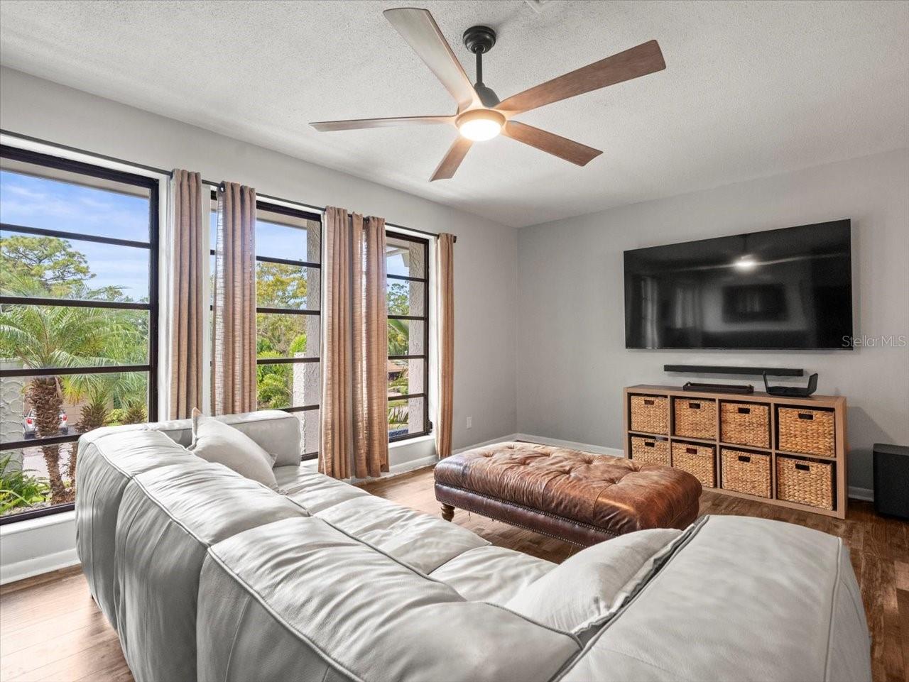 995 ROLLING HILLS DR