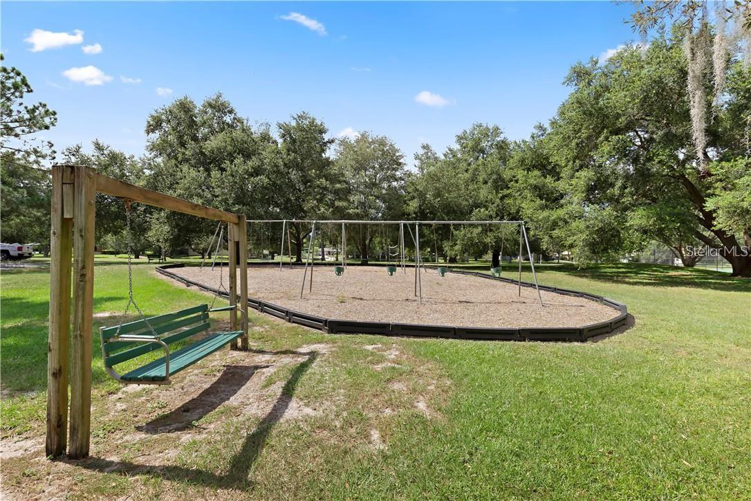 995 ROLLING HILLS DR