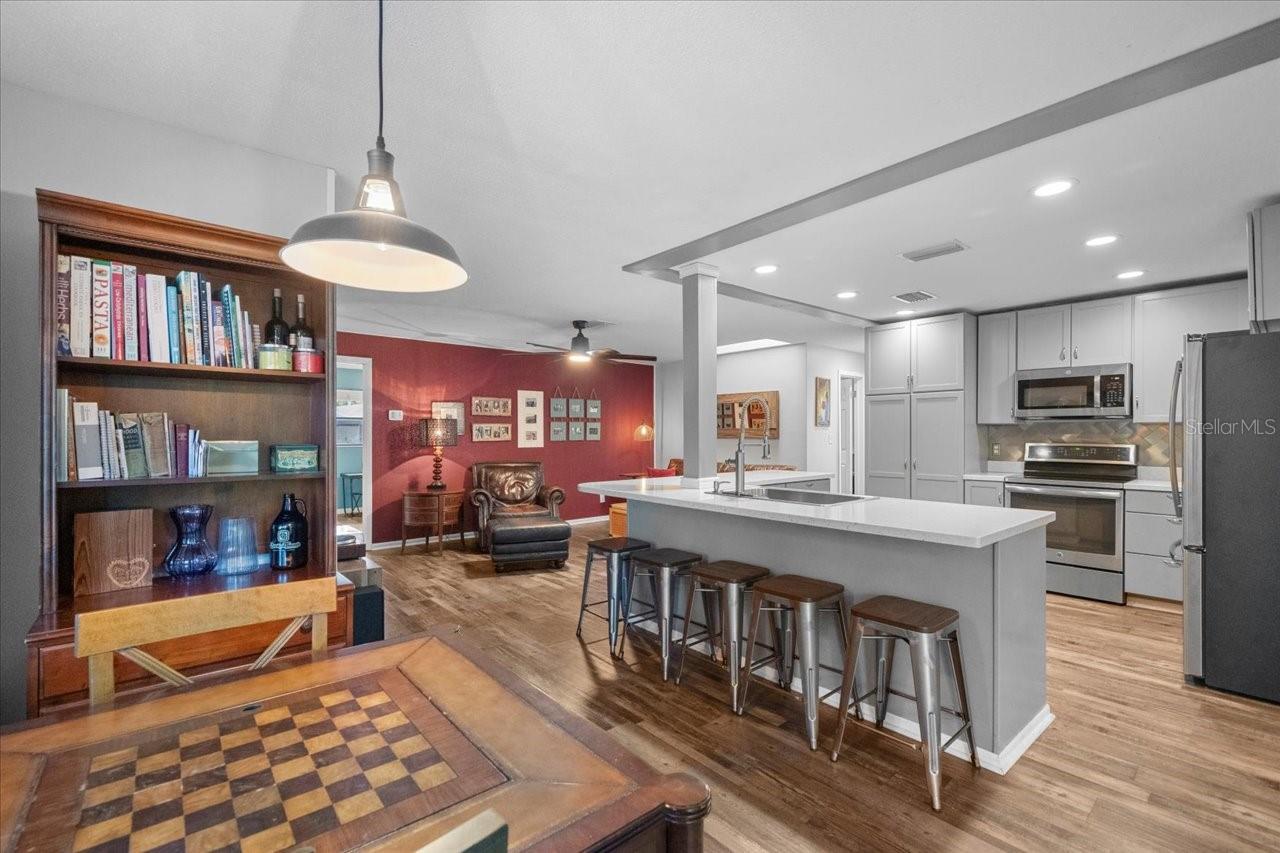 995 ROLLING HILLS DR