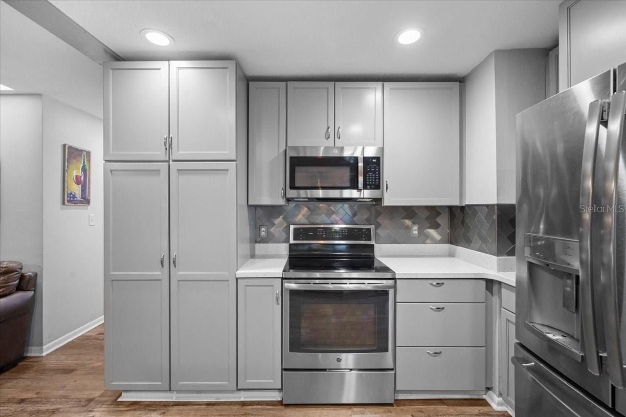 995 ROLLING HILLS DR