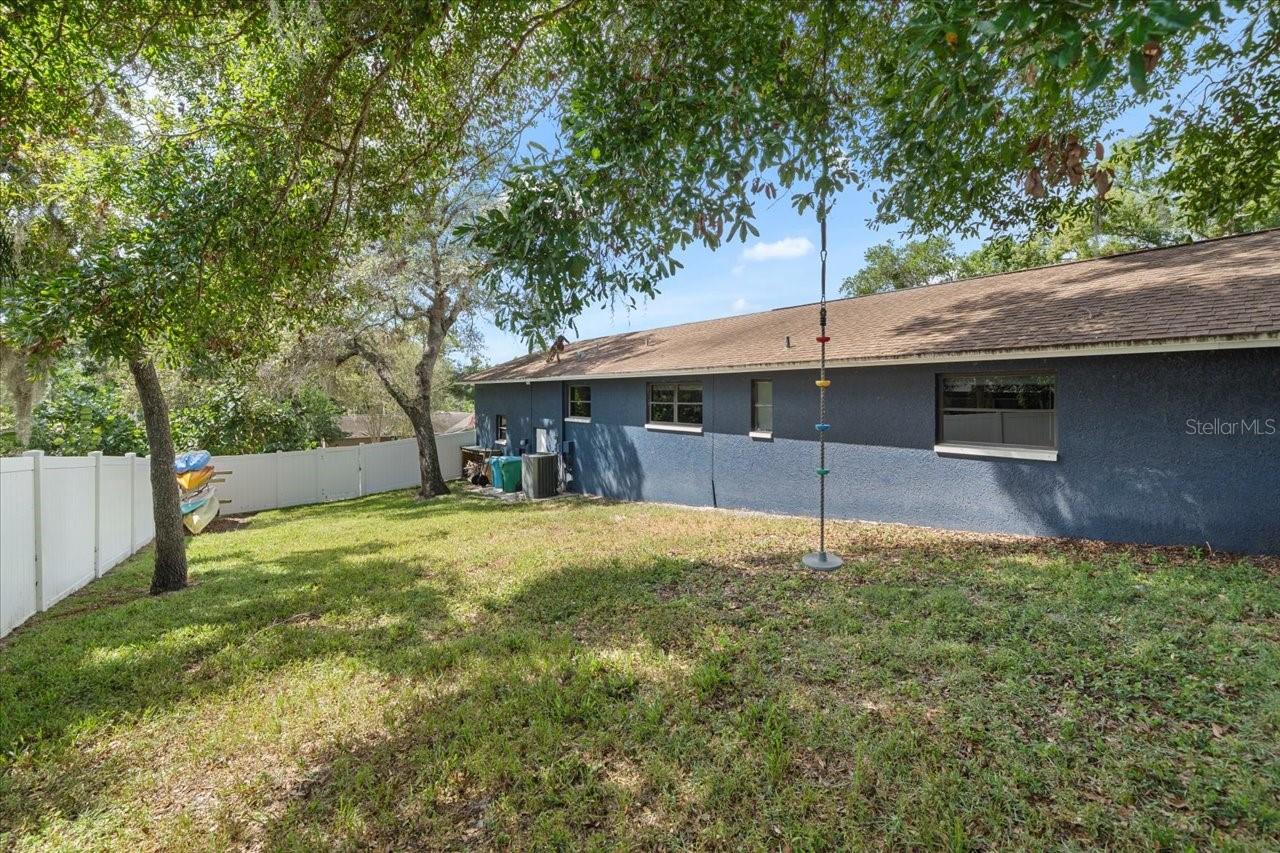 995 ROLLING HILLS DR