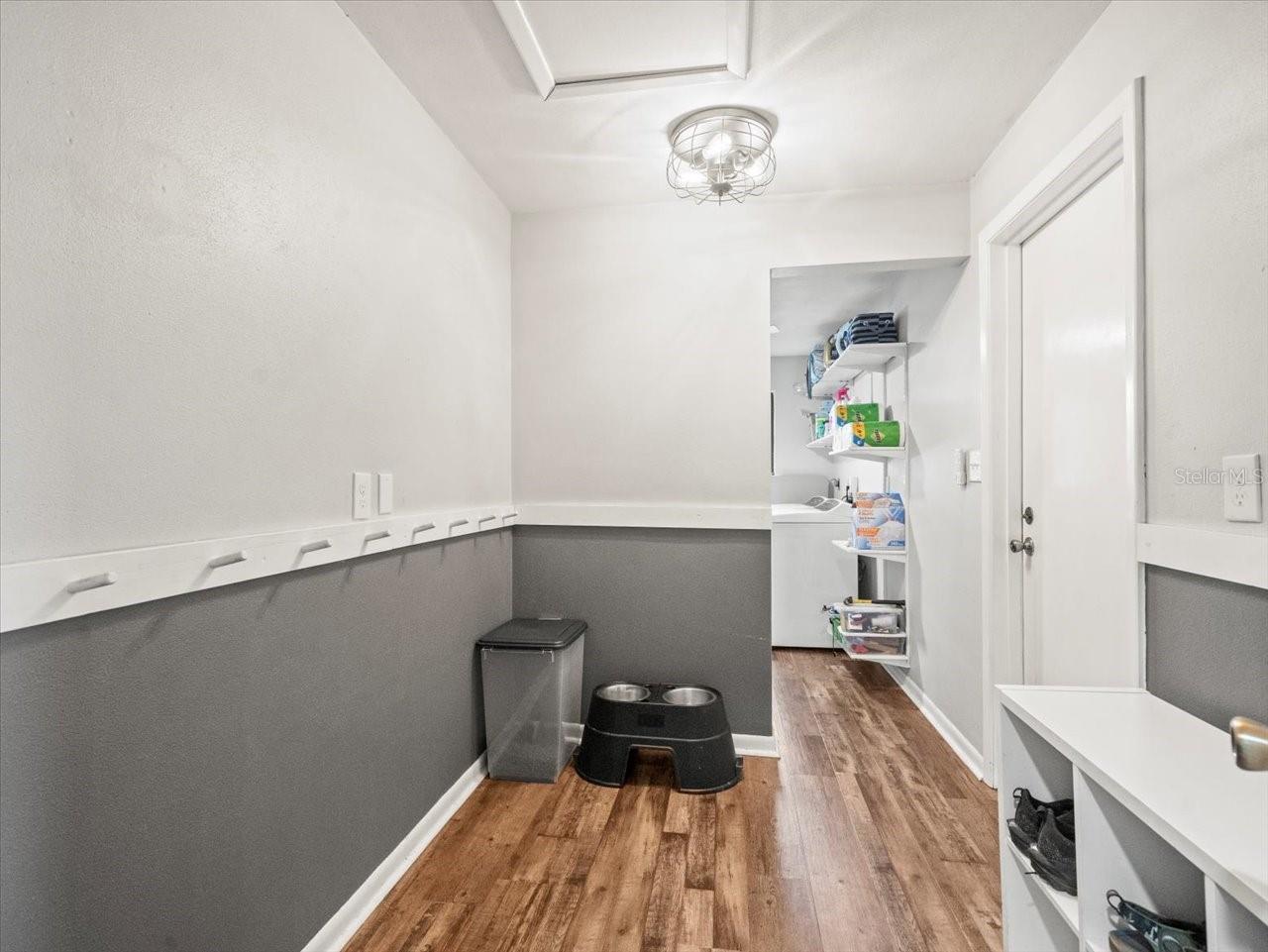 995 ROLLING HILLS DR