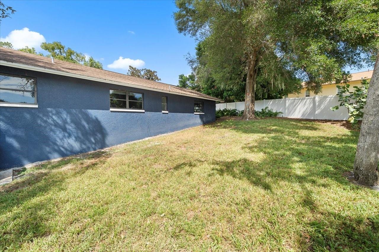 995 ROLLING HILLS DR