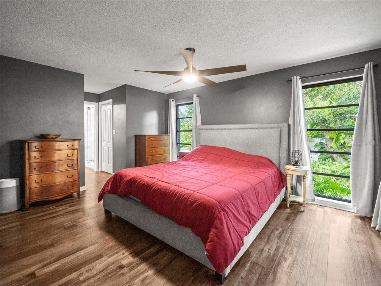 995 ROLLING HILLS DR