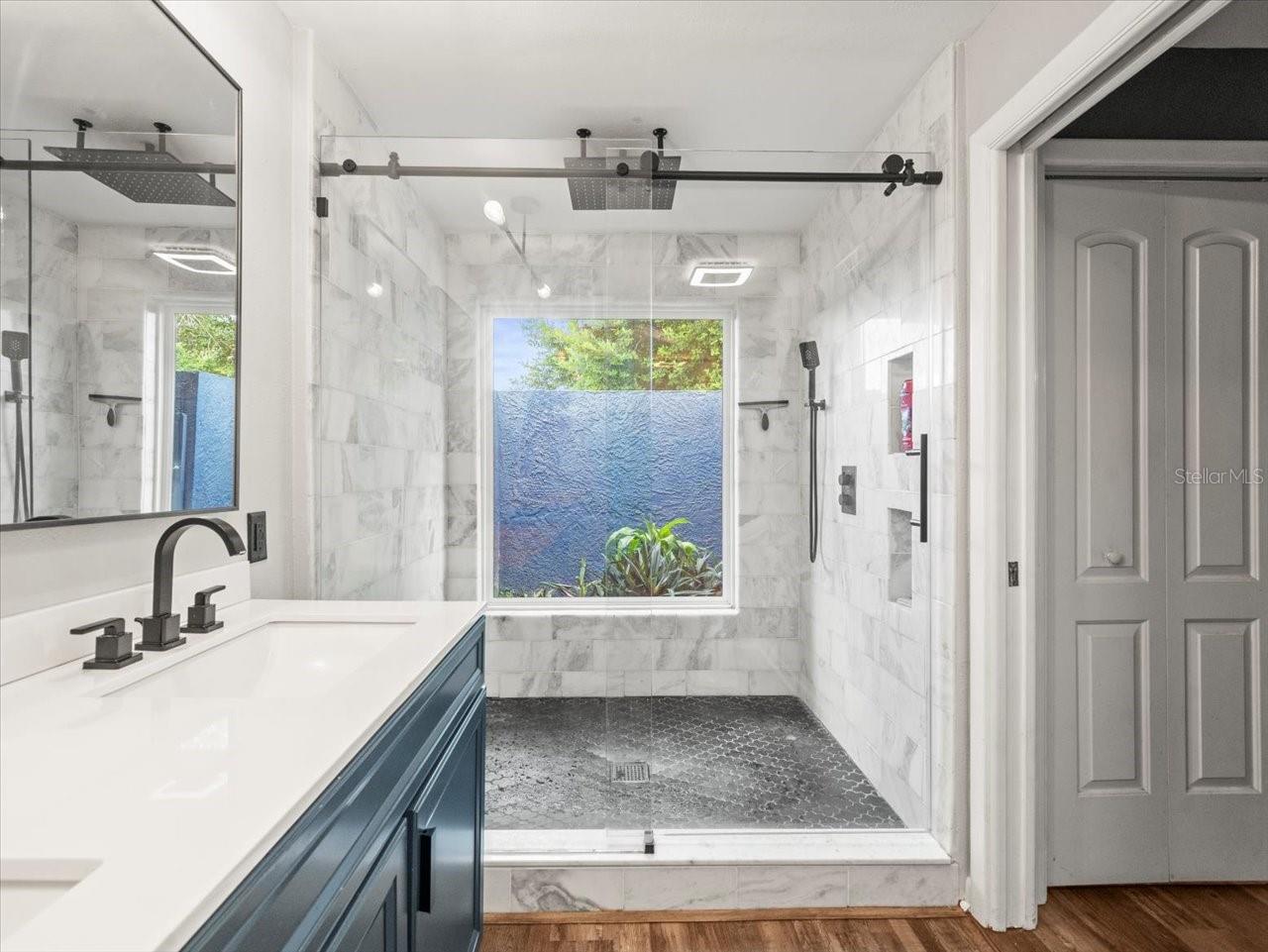 995 ROLLING HILLS DR