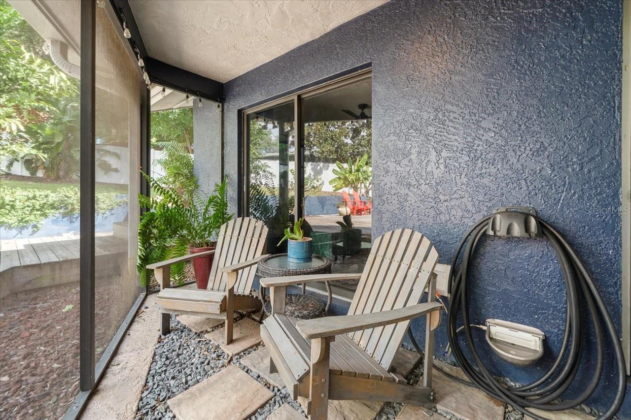 995 ROLLING HILLS DR