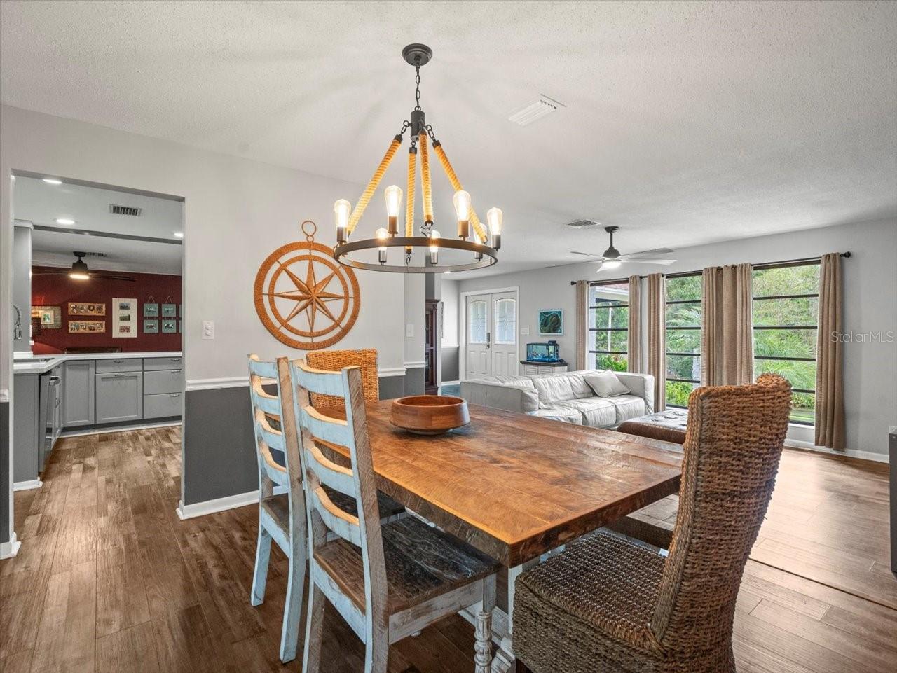 995 ROLLING HILLS DR