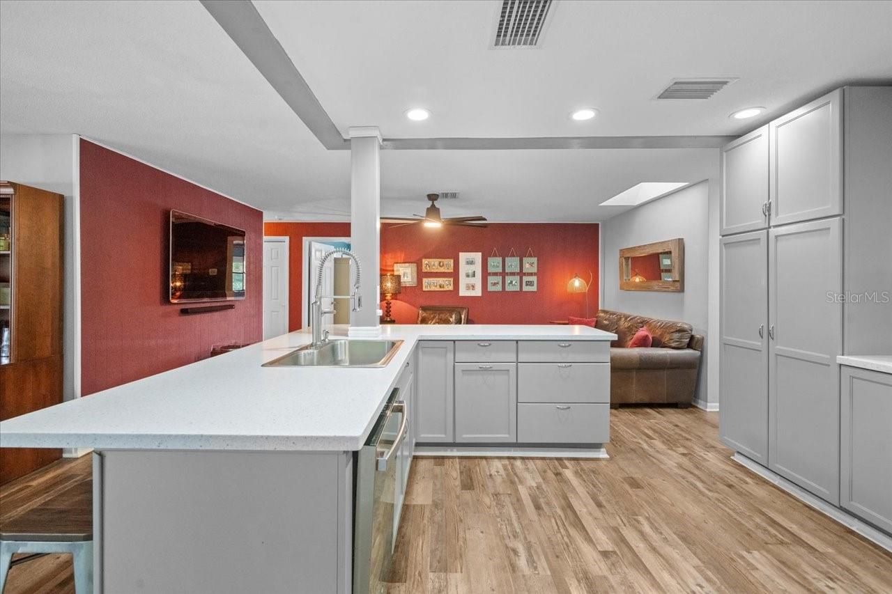 995 ROLLING HILLS DR