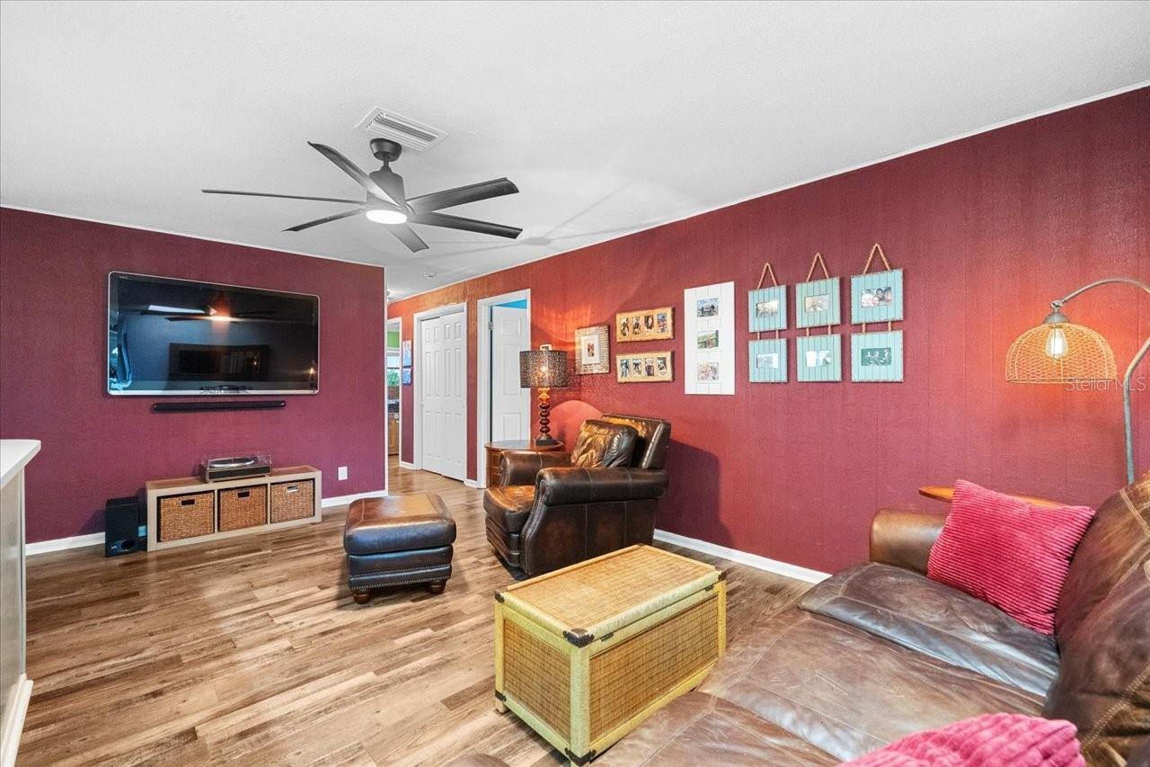 995 ROLLING HILLS DR