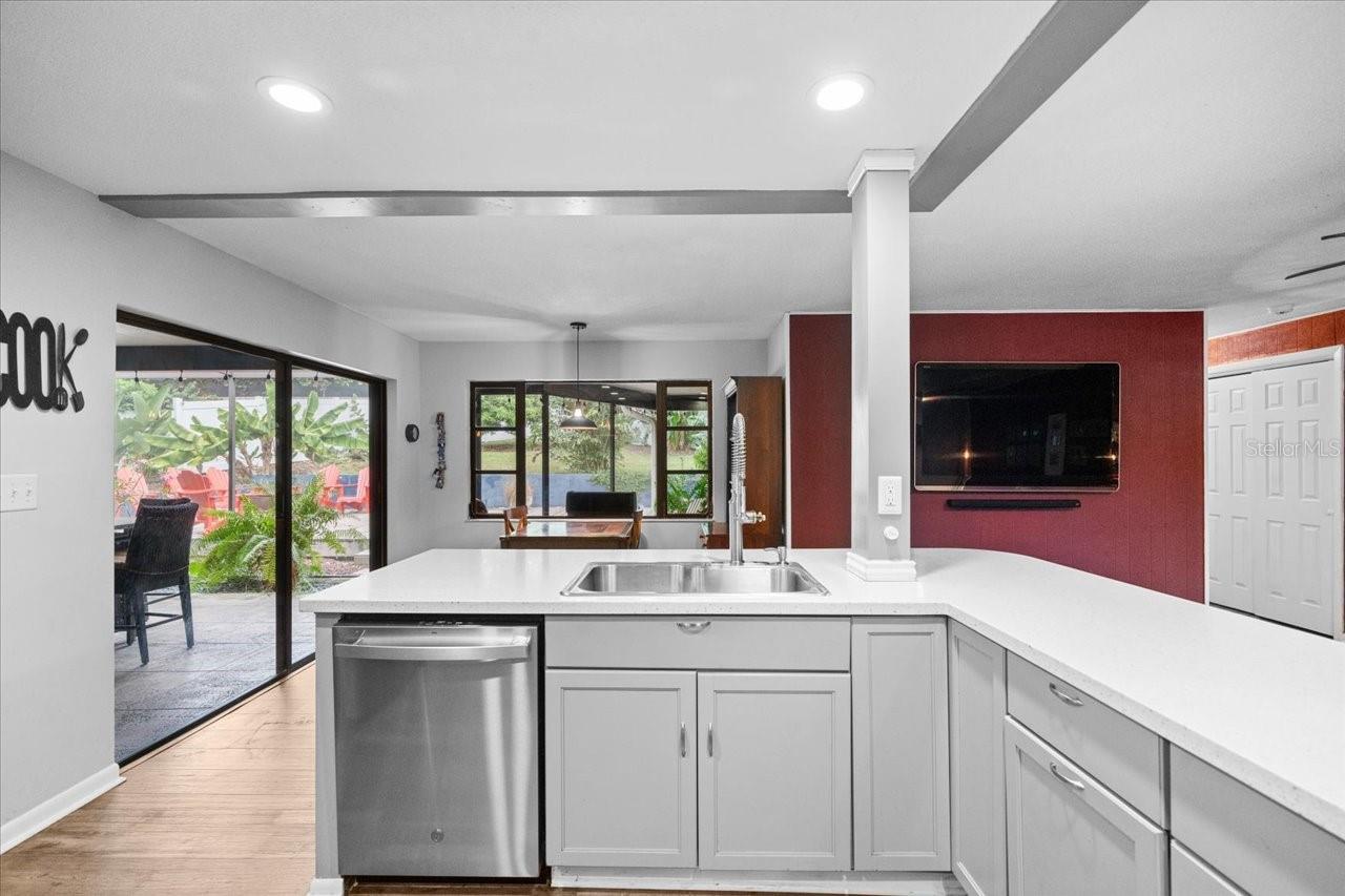 995 ROLLING HILLS DR