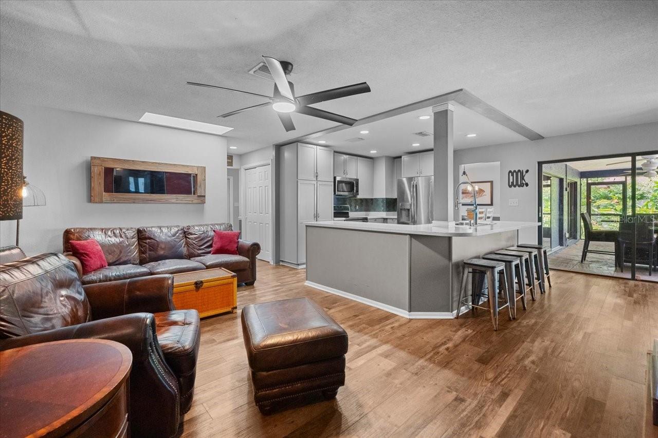 995 ROLLING HILLS DR