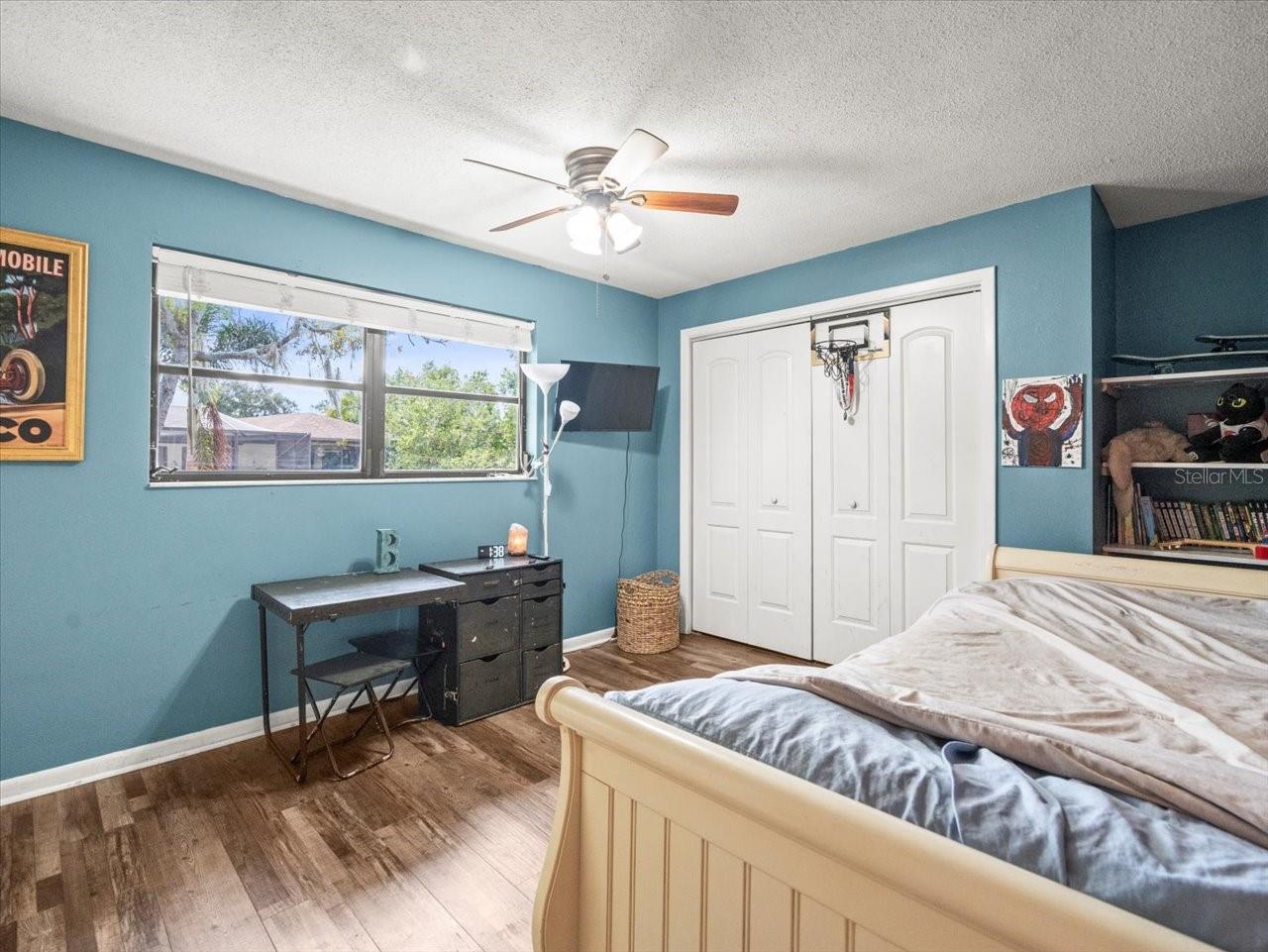 995 ROLLING HILLS DR