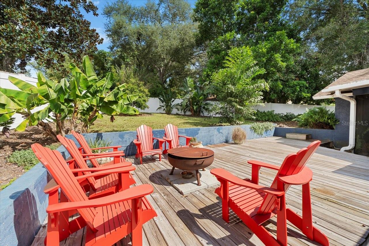 995 ROLLING HILLS DR