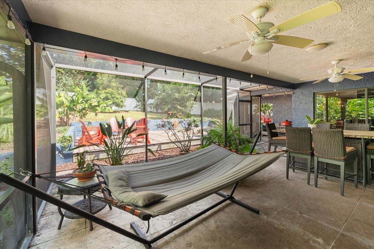 995 ROLLING HILLS DR