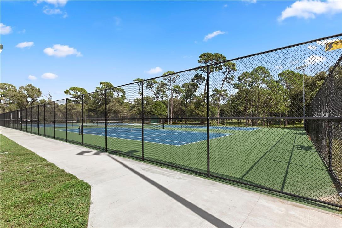 995 ROLLING HILLS DR