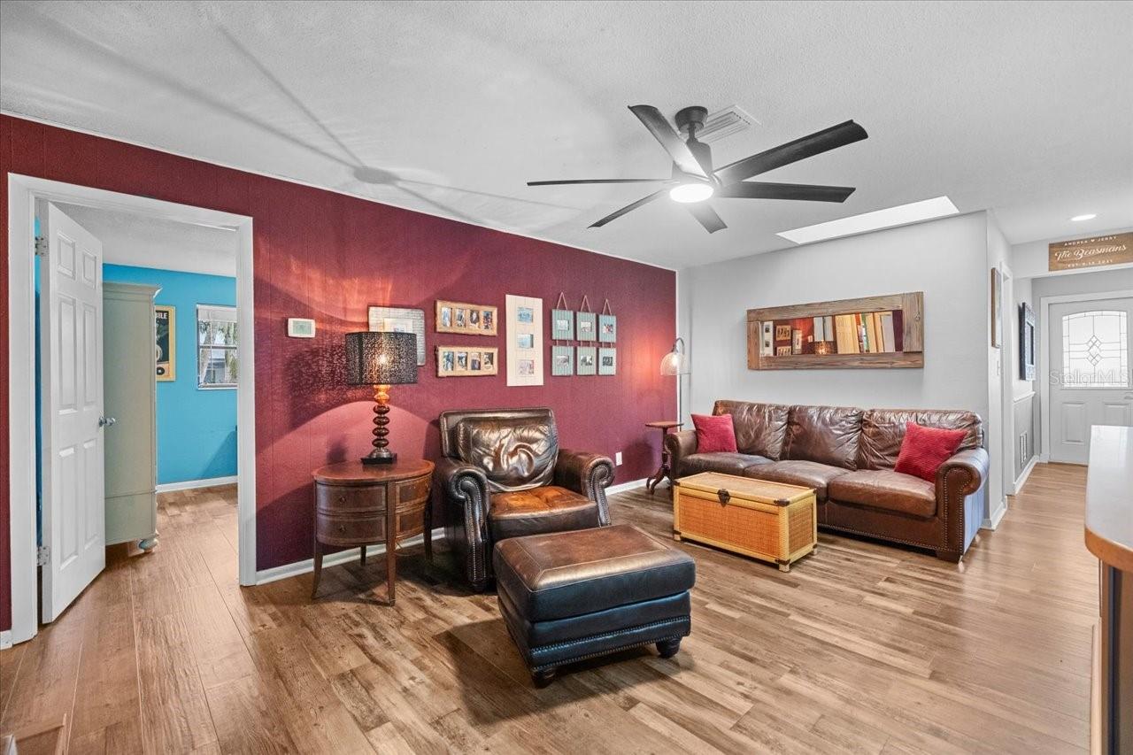 995 ROLLING HILLS DR