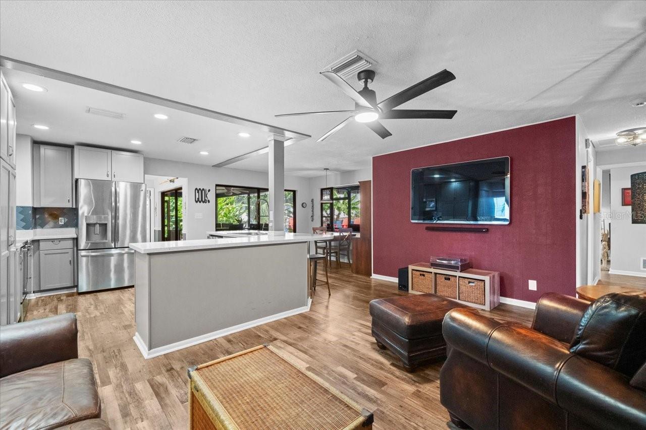 995 ROLLING HILLS DR