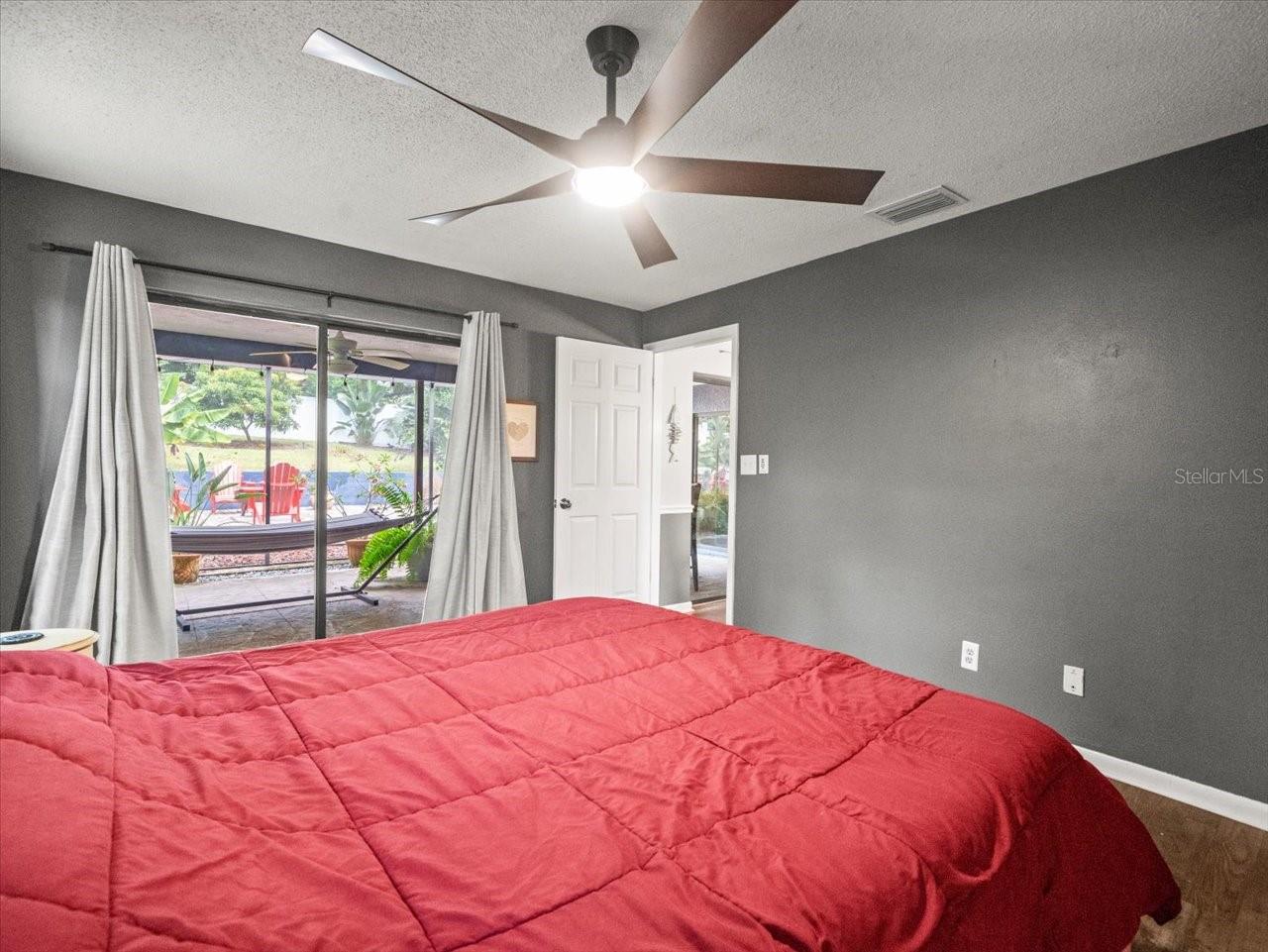 995 ROLLING HILLS DR