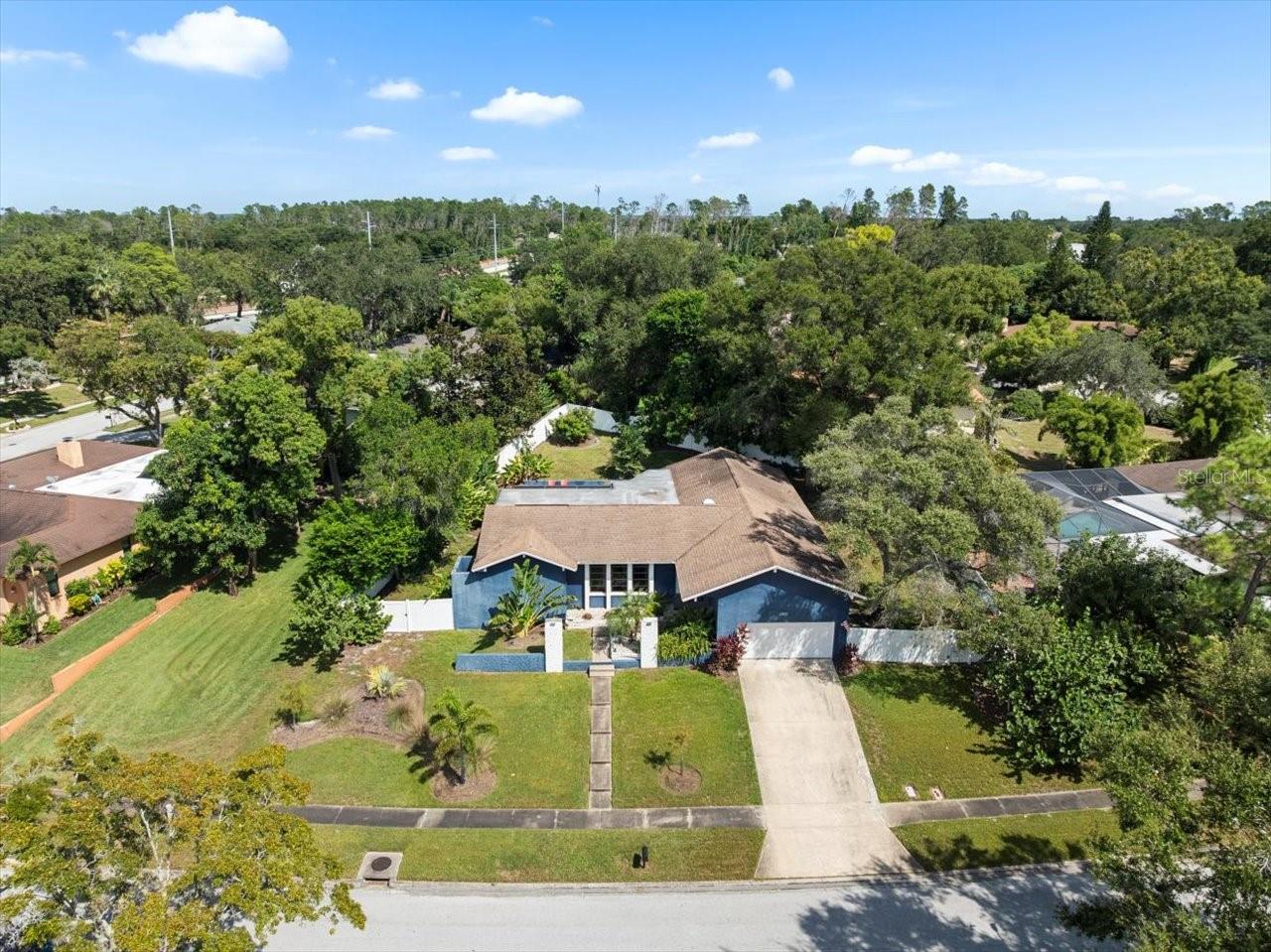 995 ROLLING HILLS DR