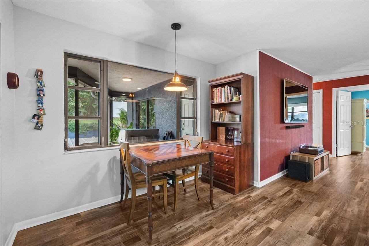 995 ROLLING HILLS DR